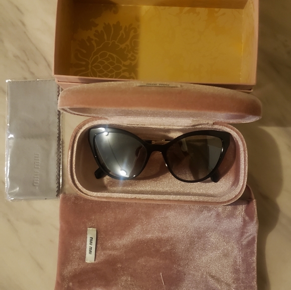 Miu miu cateye sunglasses 🕶 - Picture 3 of 9